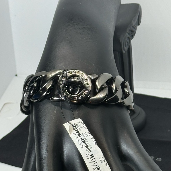 Marc by Marc Jacobs Chunky Turn lock closure
Bracelet in GunMetal - Picture 2 of 11